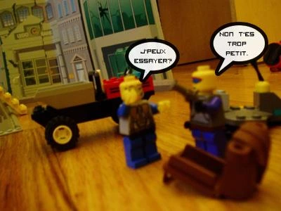 Un lego agite un revolver devant son ami
